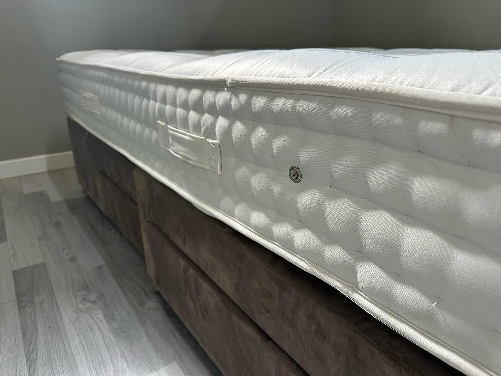 Sleepeezee Backcare Ultra Firm 1600 5ft Kingsize Mattress  - RRP £899 B - Home Furniture Interiors