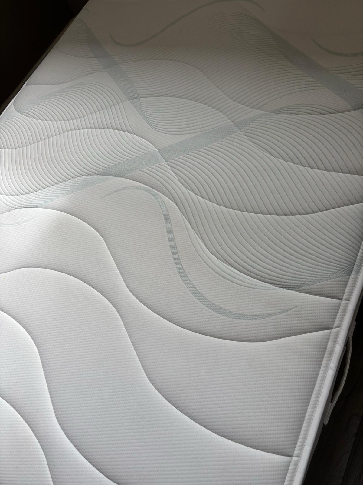Slumberland Air 3 Memory 4ft Small Double Mattress - RRP £649 - Home Furniture Interiors