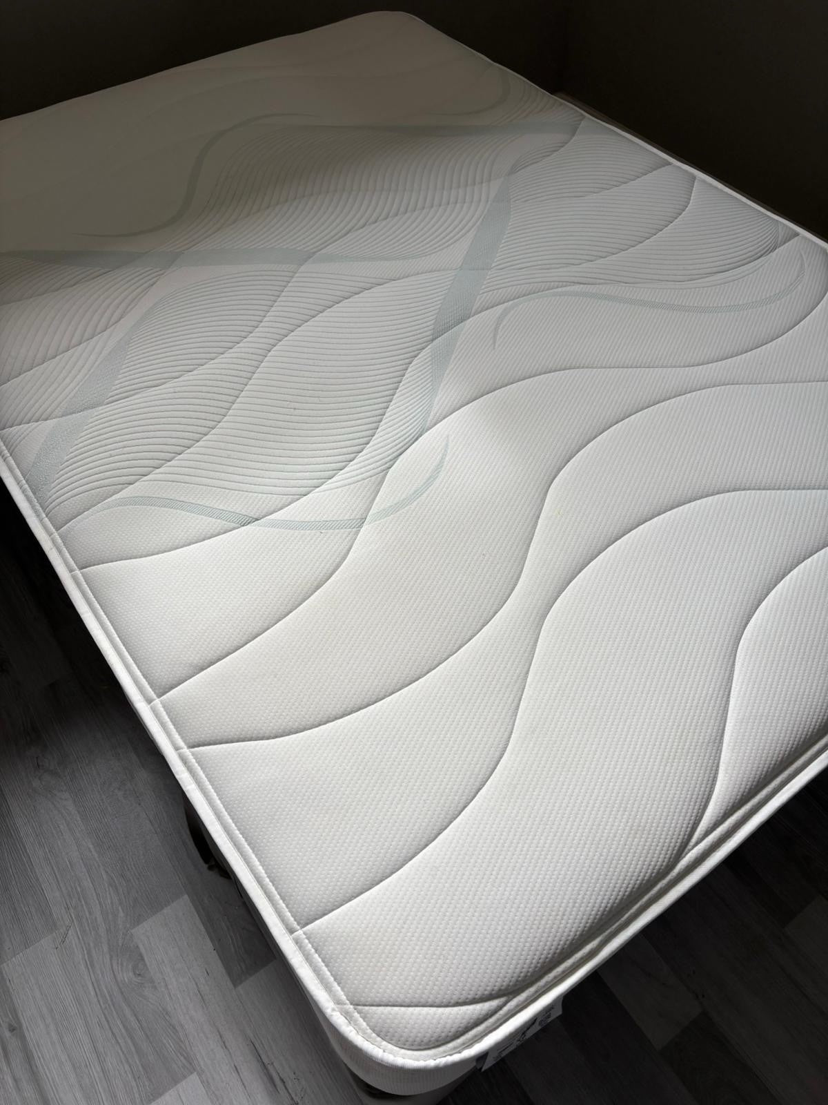 Slumberland Air 3 Memory 4ft Small Double Mattress - RRP £649 - Home Furniture Interiors