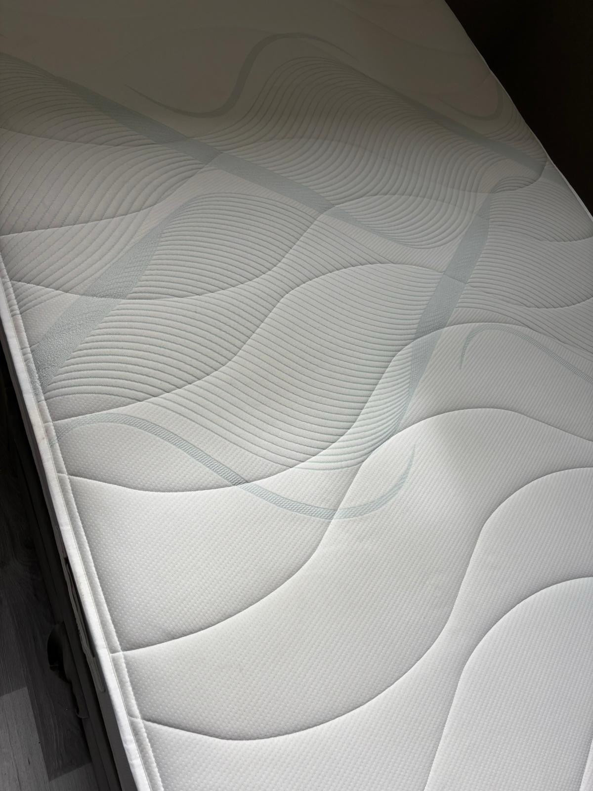 Slumberland Air 3 Memory 4ft Small Double Mattress - RRP £649 - Home Furniture Interiors