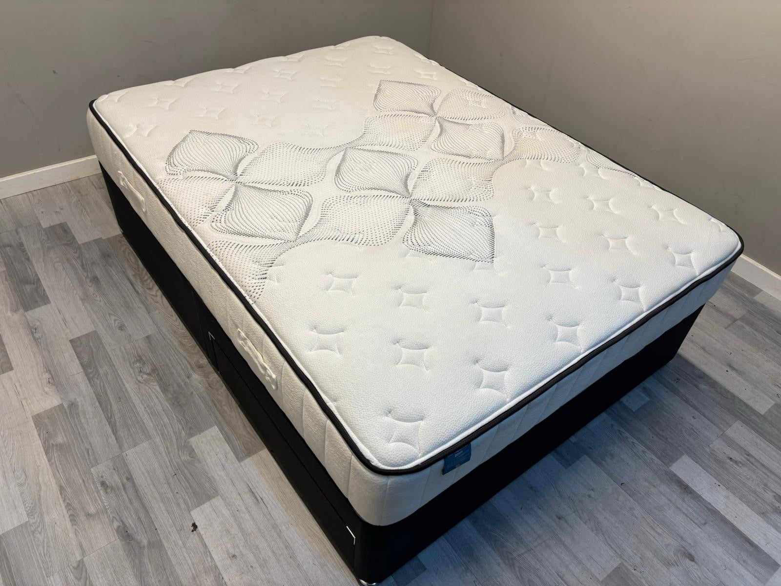 IGEL 2050i Nanotech 6FT Superking Mattress - RRP £1199 Firm
