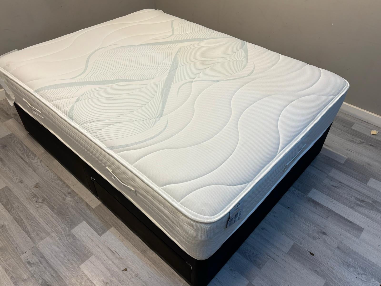 Slumberland Air 6 Memory 5ft Kingsize Mattress, Medium - RRP £1049 - Home Furniture Interiors