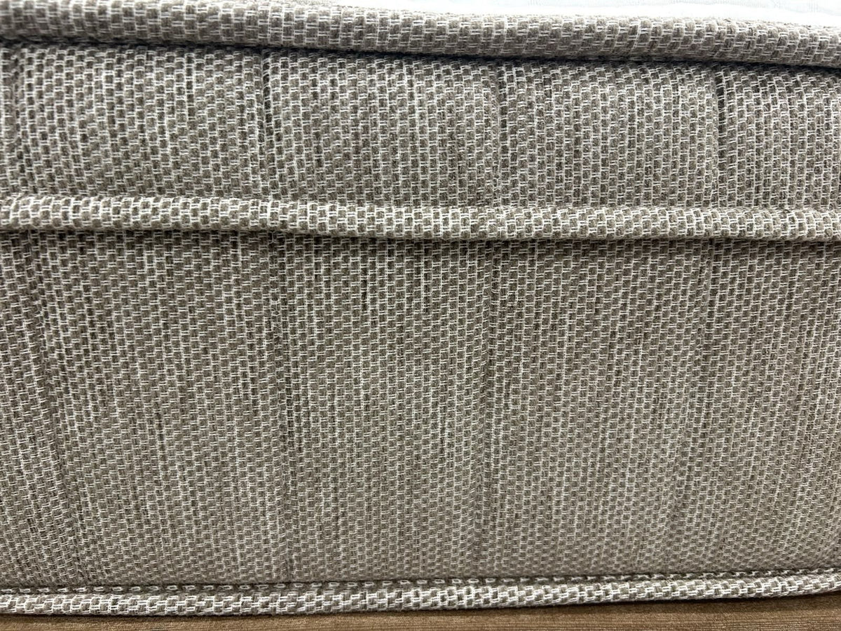 Igel Advance 2500 5FT kingsize mattress with medium firmness, showing the soft fabric cover and plush surface.