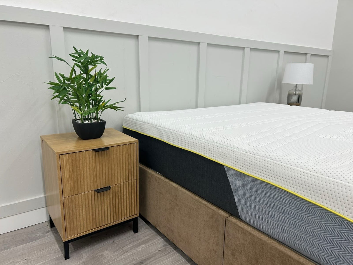 Mlily Premier 1000 Deluxe 5FT Kingsize firm orthopedic mattress showing plush top and side view of the mattress surface.