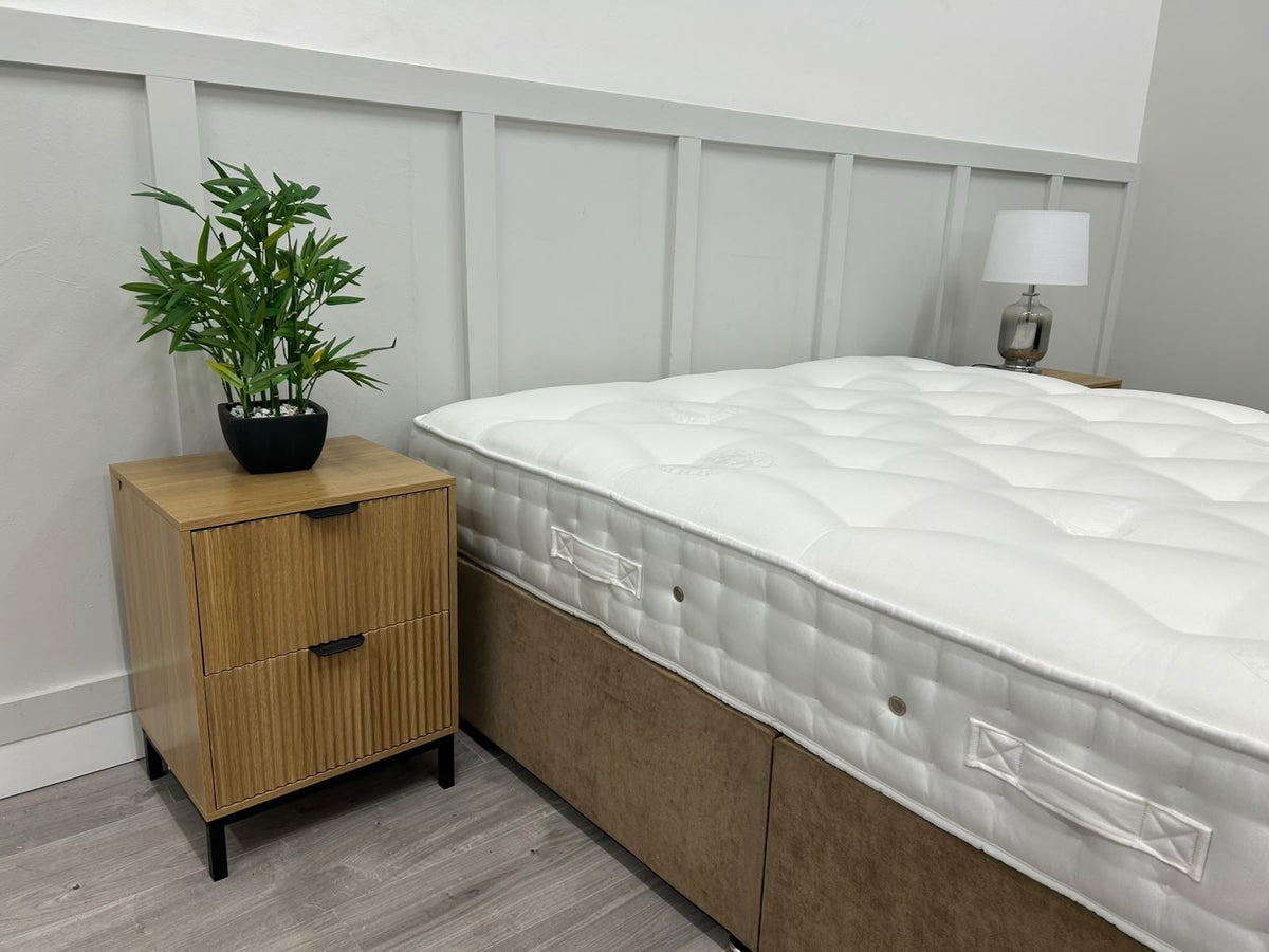 Hypnos Cawthorne Deluxe 5FT Kingsize medium mattress with plush fabric and quilted surface, designed for comfort and support.