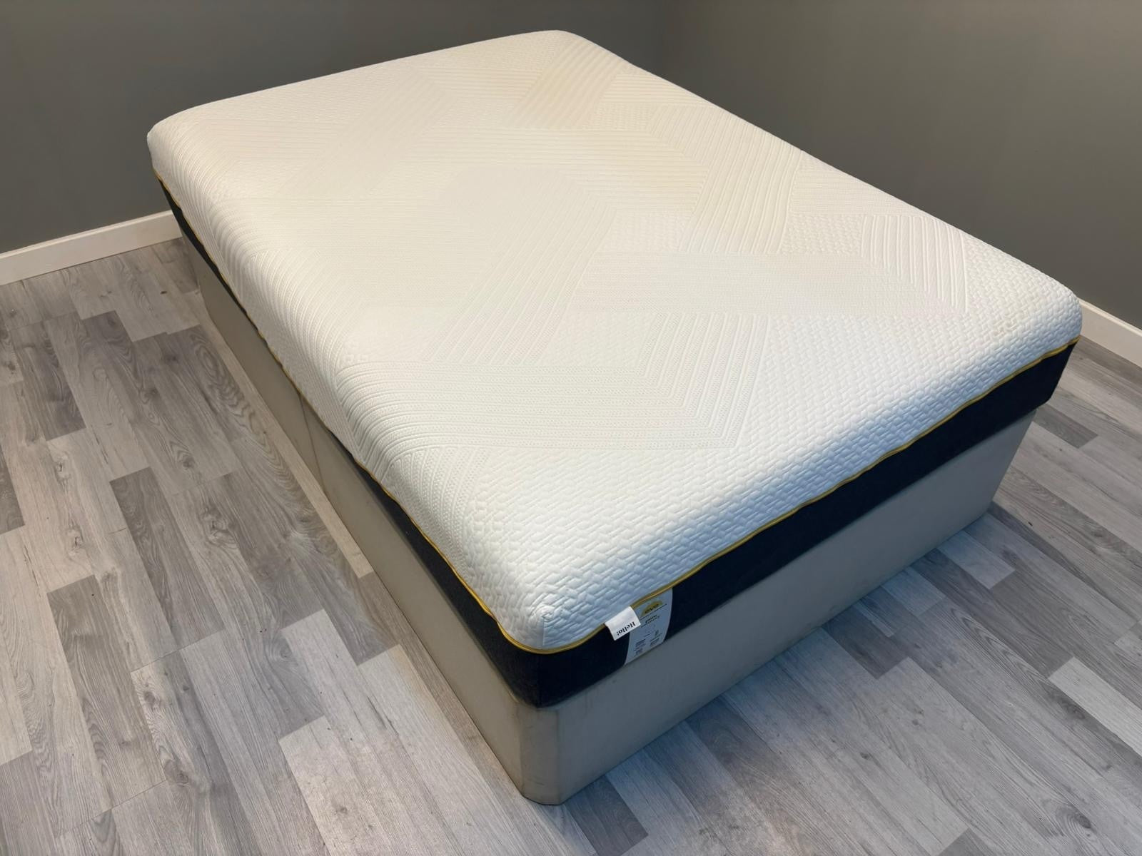 Eve pure memory Double Mattress RRP £995 A - Home Furniture Interiors
