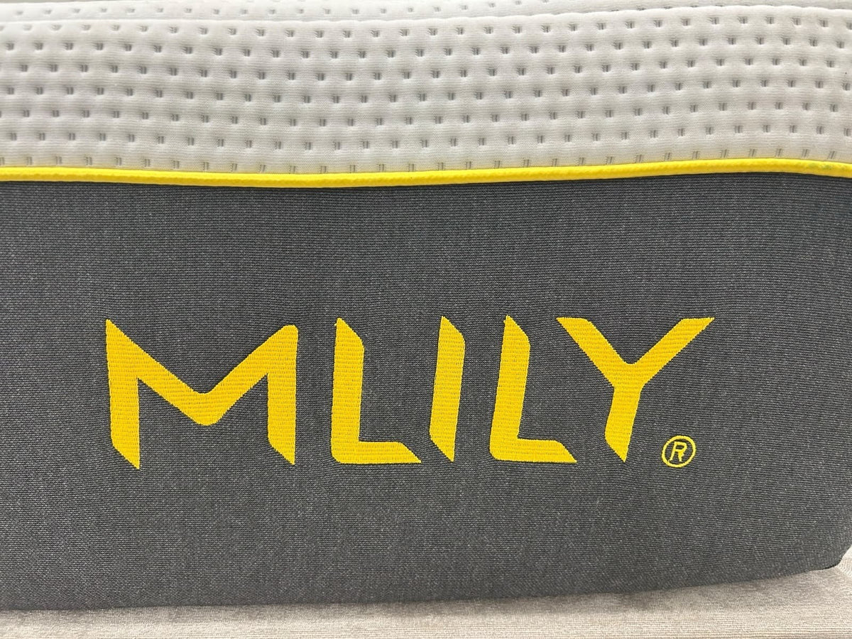Mlily Premier 2000 Orthopedic 4ft 6 double mattress with firm support, showcasing the plush top and clean fabric surface.