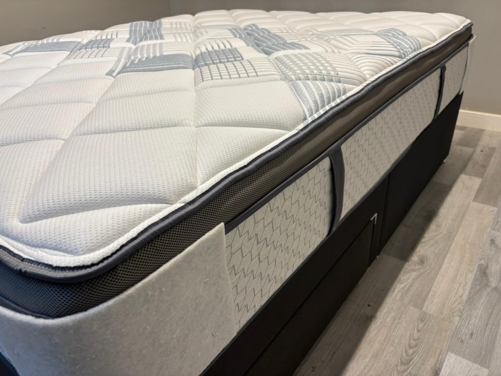 Sealy Bronte Posturepedic 5FT Kingsize Mattress Medium- RRP £2299