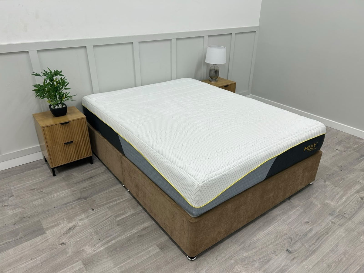 Mlily Premier 1000 Deluxe 5FT Kingsize firm orthopaedic mattress, showing plush surface and supportive structure.