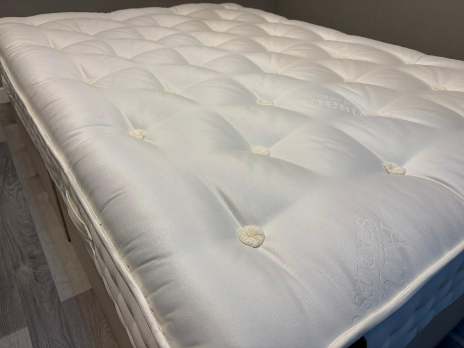 Staples and Co Artisan Splendour Mattress, 4ft 6 Double, Firm - RRP £1,199 - Home Furniture Interiors