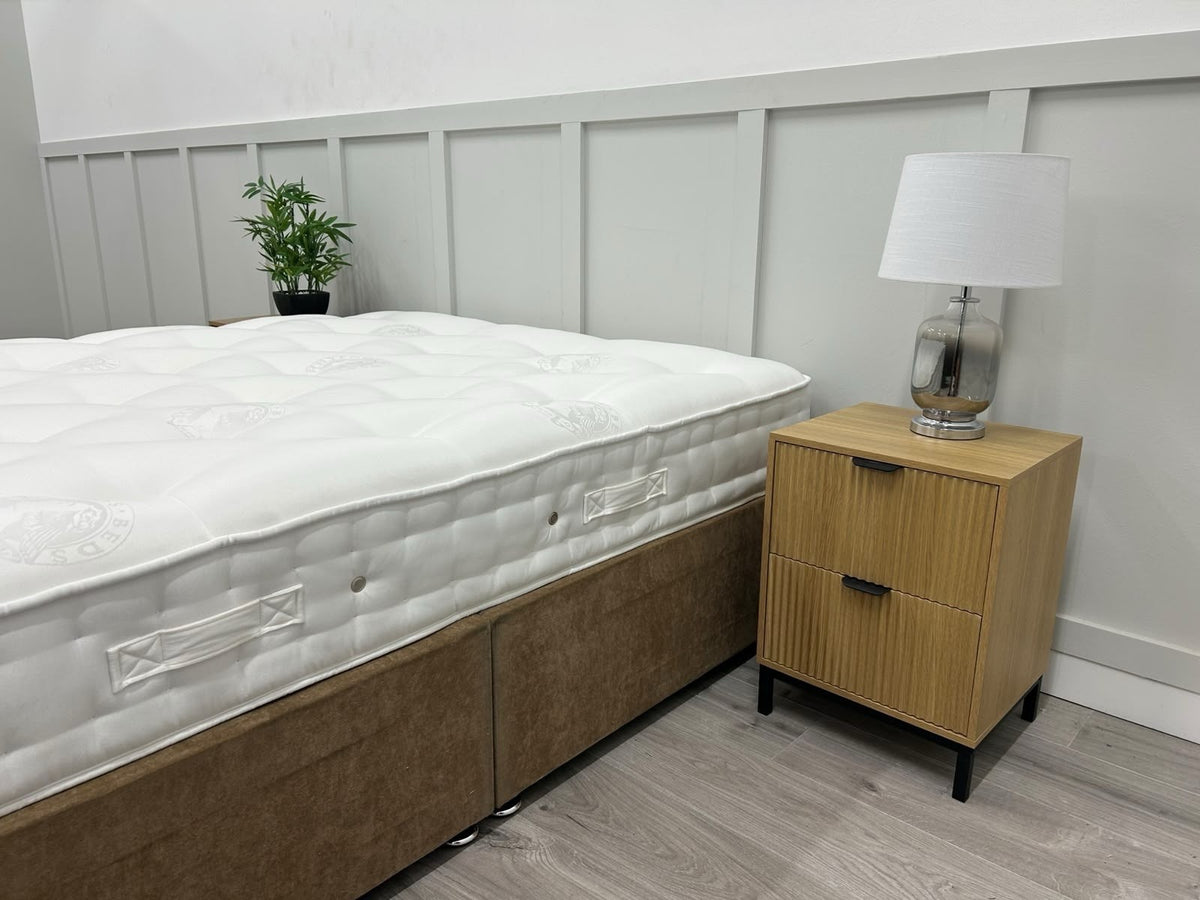 Hypnos Cawthorne Deluxe 5FT Kingsize medium mattress with plush fabric and quilted surface, designed for comfort and support.