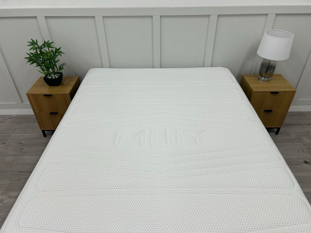 Mlily Premier 1000 Deluxe 5FT Kingsize firm orthopaedic mattress with plush surface and supportive structure, ready for a bedroom setting.