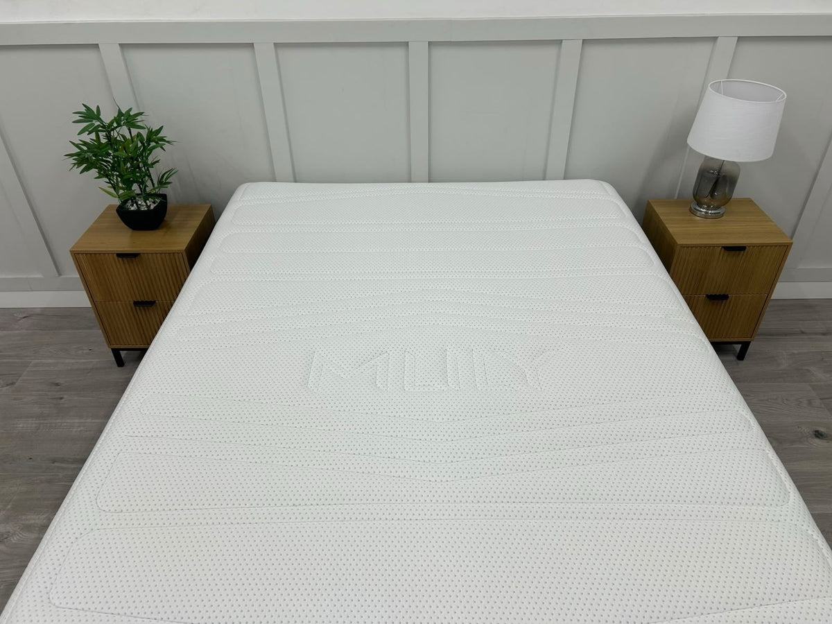 Mlily Premier 1000 Deluxe 5FT Kingsize firm orthopaedic mattress with plush surface and supportive structure, ready for a bedroom setting.
