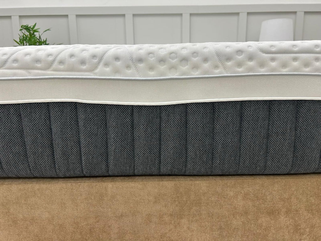 Emma Mattress Helix Hybrid Deluxe 4Ft 6 Double    RRP £1599