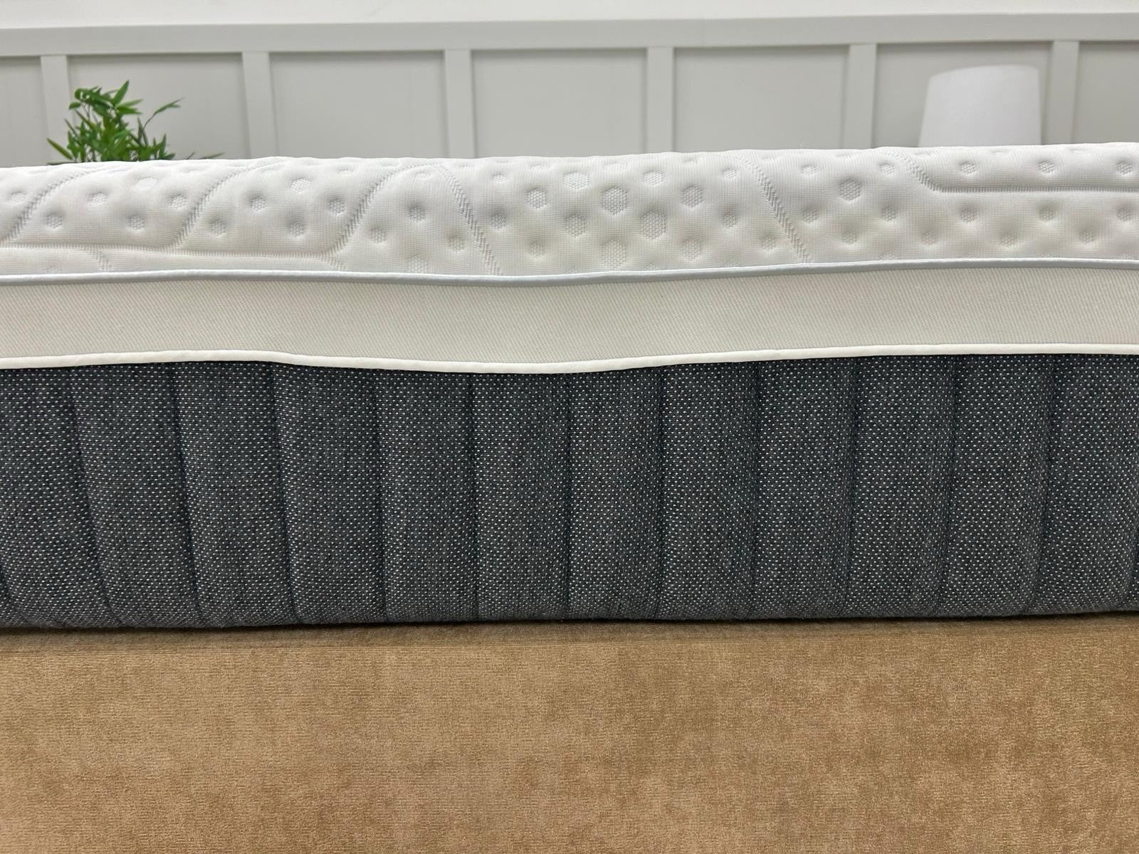 Emma Mattress Helix Hybrid Deluxe 4Ft 6 Double    RRP £1599