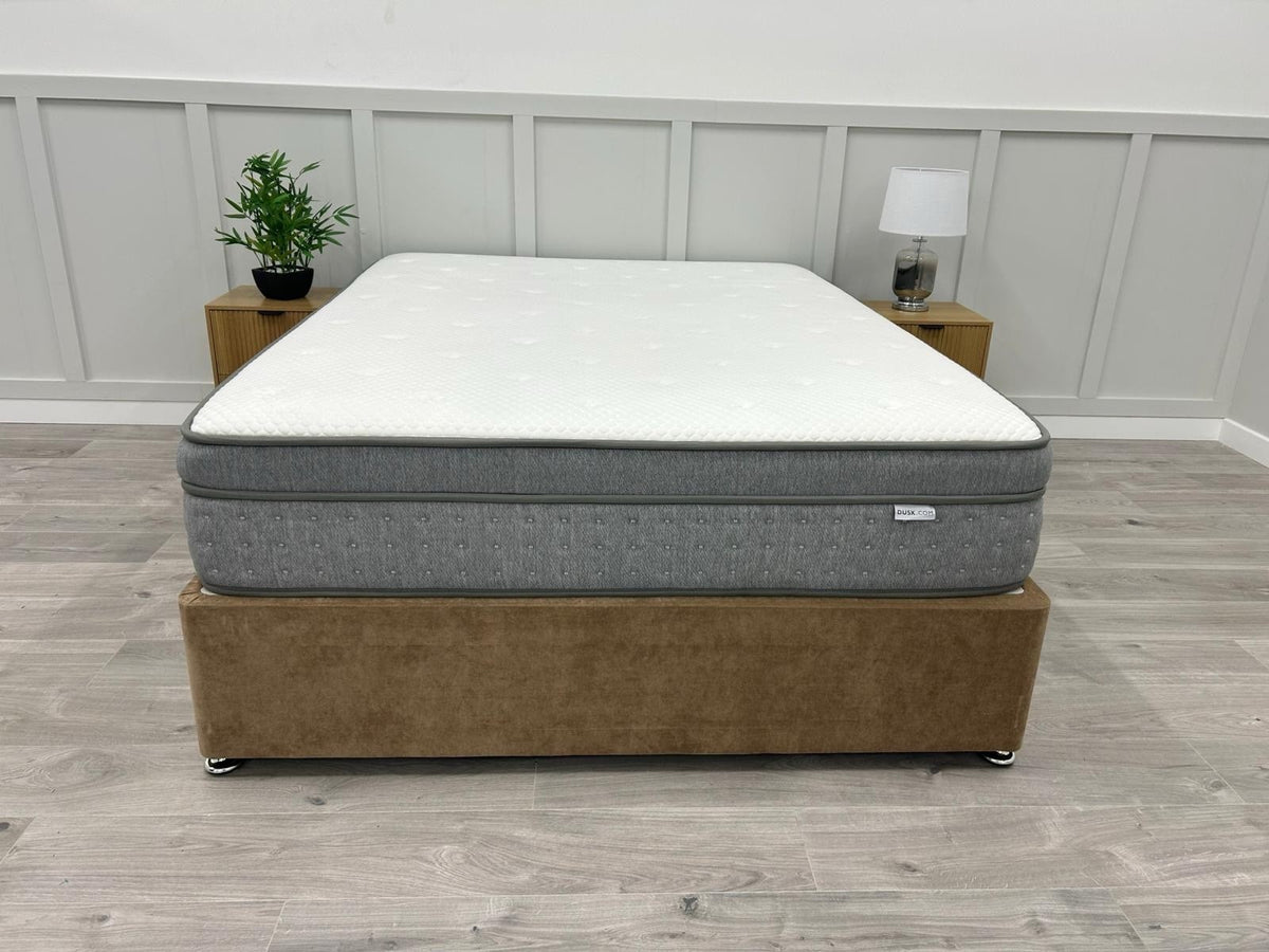 Dusk Dusk 4000 Pocket Hybrid 5FT Kingsize mattress showing plush fabric surface and side handles for easy positioning.
