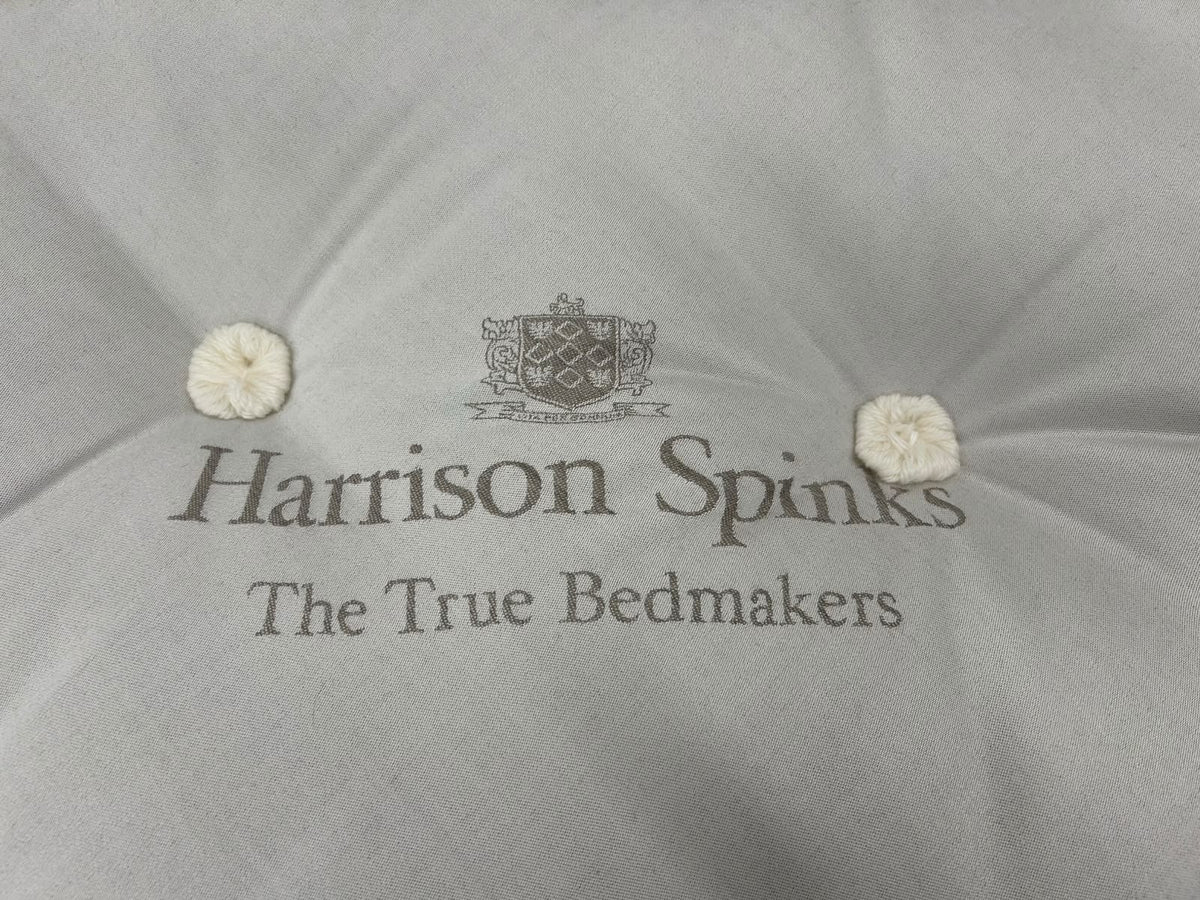 Harrison Spinks Pure Splendour 5FT Kingsize mattress with zip and link design, featuring plush fabric and detailed stitching.