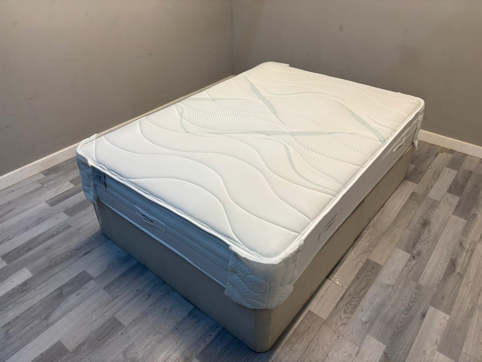Slumberland Air 3 Mattress, 4FT 6 Double, Firm - RRP £799 A - Home Furniture Interiors