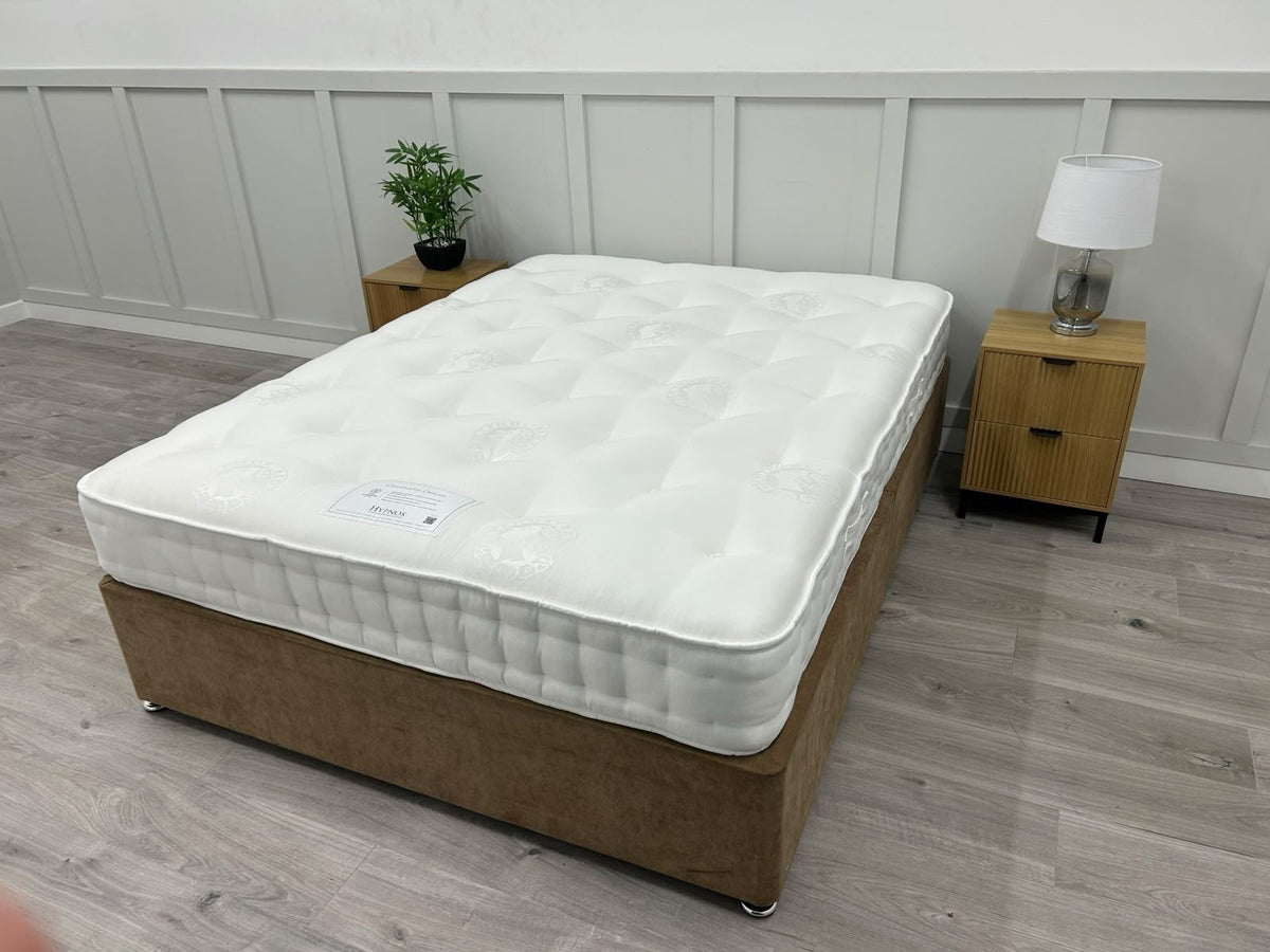 Hypnos Cawthorne Deluxe 5FT Kingsize medium mattress with plush top and supportive sides, shown from a side view.