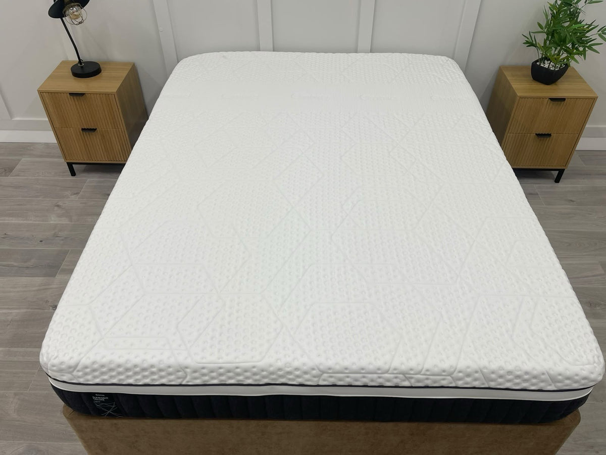 Emma Mattress Diamond Deluxe Hybrid 5ft Kingsize mattress with plush surface and supportive layers, ideal for comfortable sleeping.
