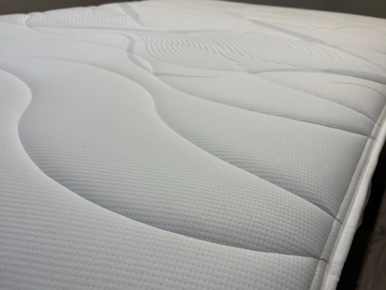 Slumberland Air 6 Memory 5ft Kingsize Mattress, Medium - RRP £1049 - Home Furniture Interiors