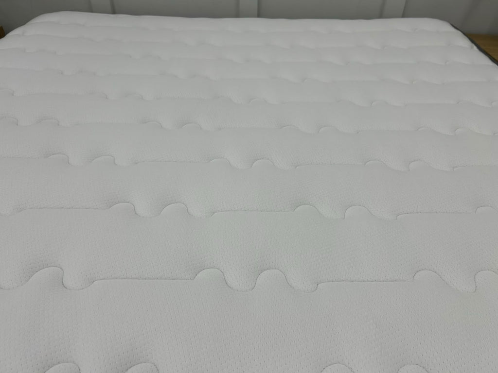 Silentnight Mircoil Pillow Top Mattress 5FT Kingsize  RRP £1099
