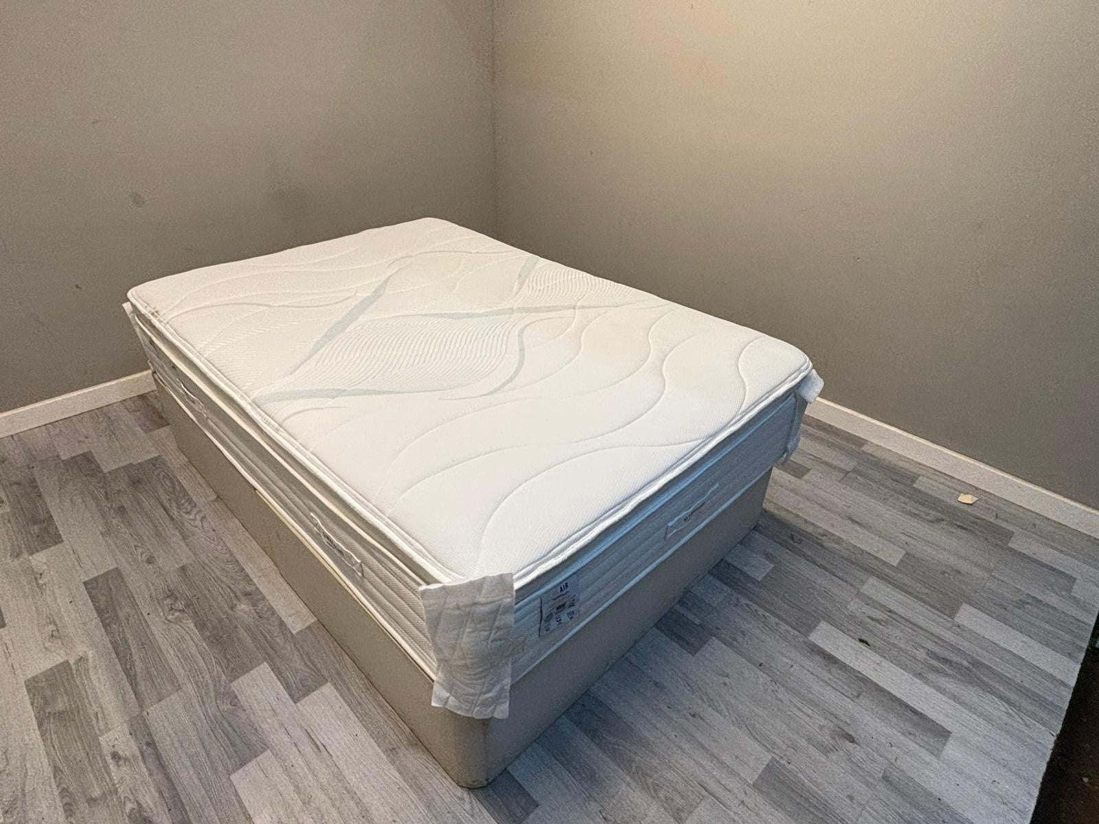 Slumberland Air 9 Memory 4ft 6 Double Mattress, Medium  - RRP £1099 - Home Furniture Interiors