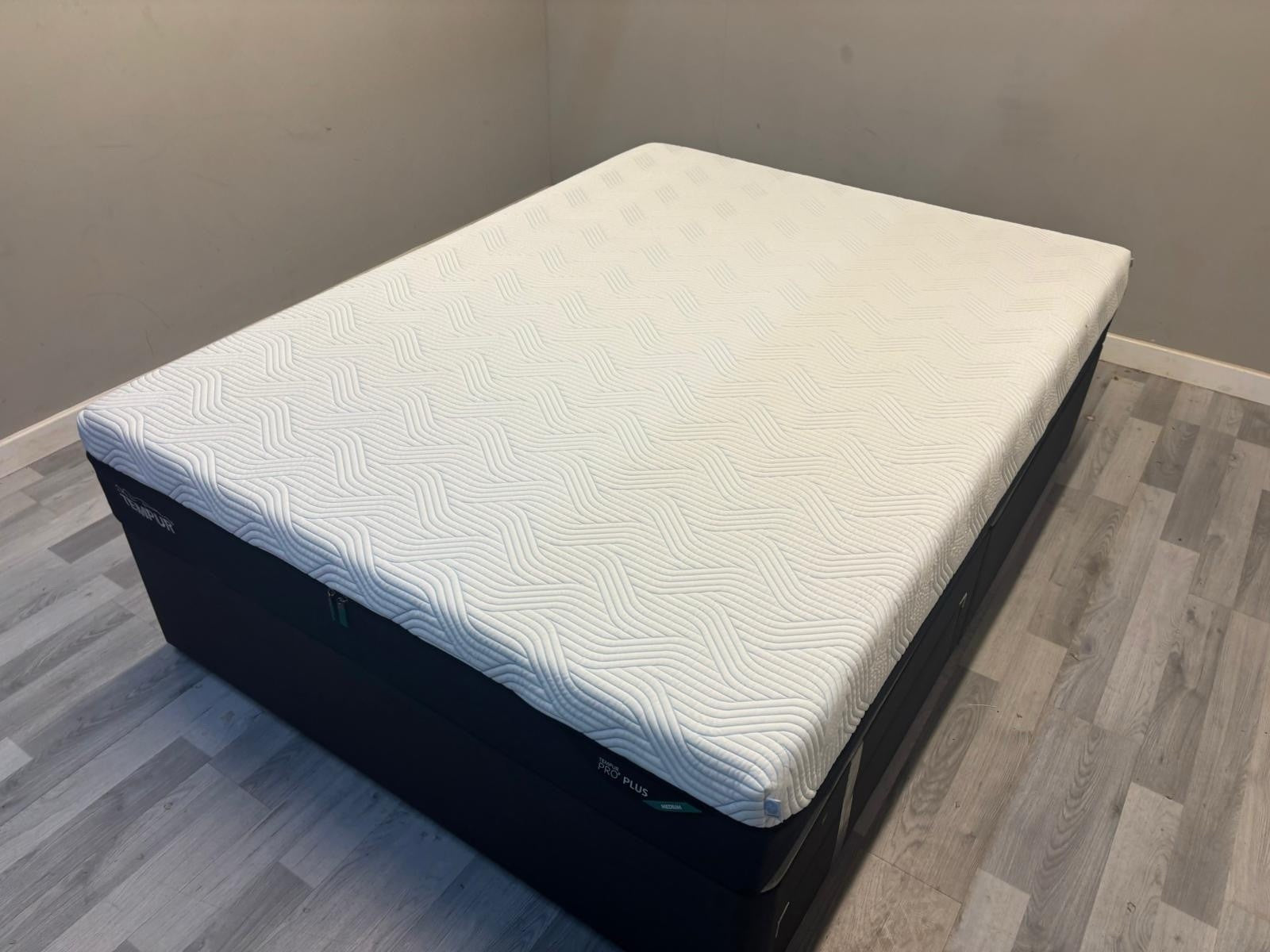 TEMPUR Pro Plus SmartCool Medium Firm 4FT 6 Double Mattress RRP £2499 A - Home Furniture Interiors