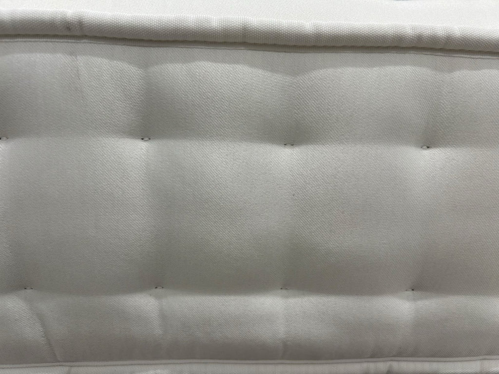 Hypnos Cawthorne Deluxe 5FT Kingsize medium mattress with plush fabric and supportive design, ideal for comfortable sleep.