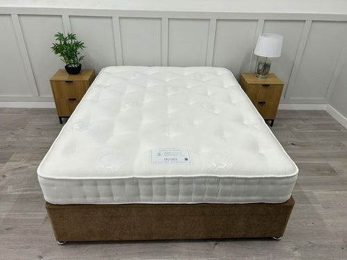 Hypnos Cawthorne Deluxe 5FT Kingsize medium mattress with plush fabric and supportive design, suitable for comfortable sleep.
