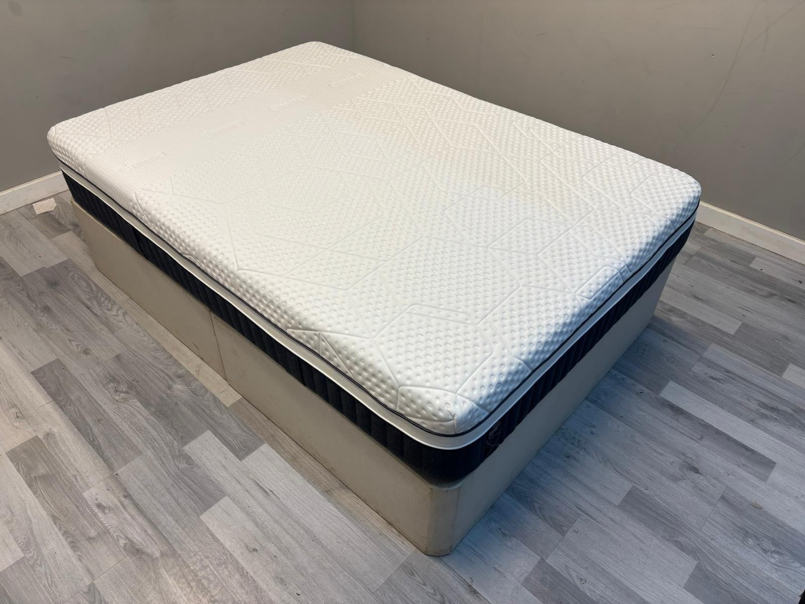 Emma Mattress Diamond Hybrid Deluxe 5FT Kingsize Mattress  - RRP £1879 - Home Furniture Interiors