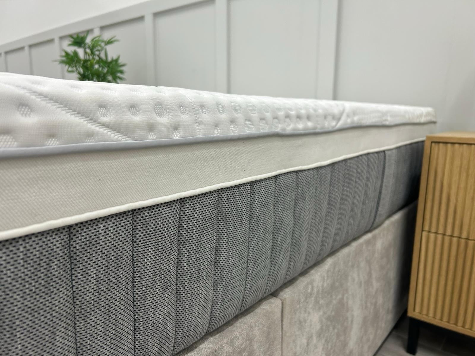 Emma Mattress Smart Hybrid Deluxe Double 4FT 6 Mattress- RRP £979