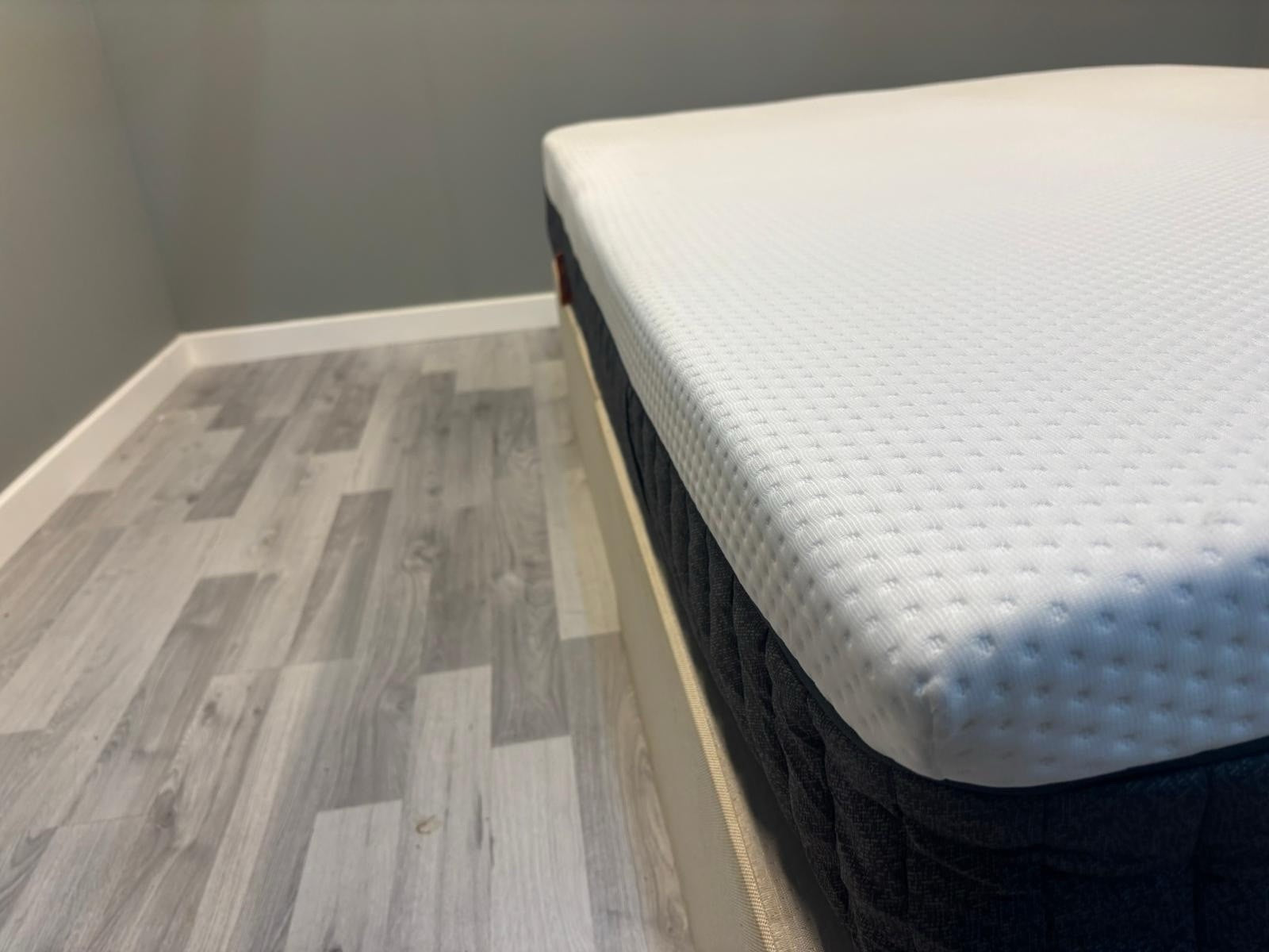 Emma Original Premium Hybrid 4FT 6 Double  Mattress - RRP £699 A