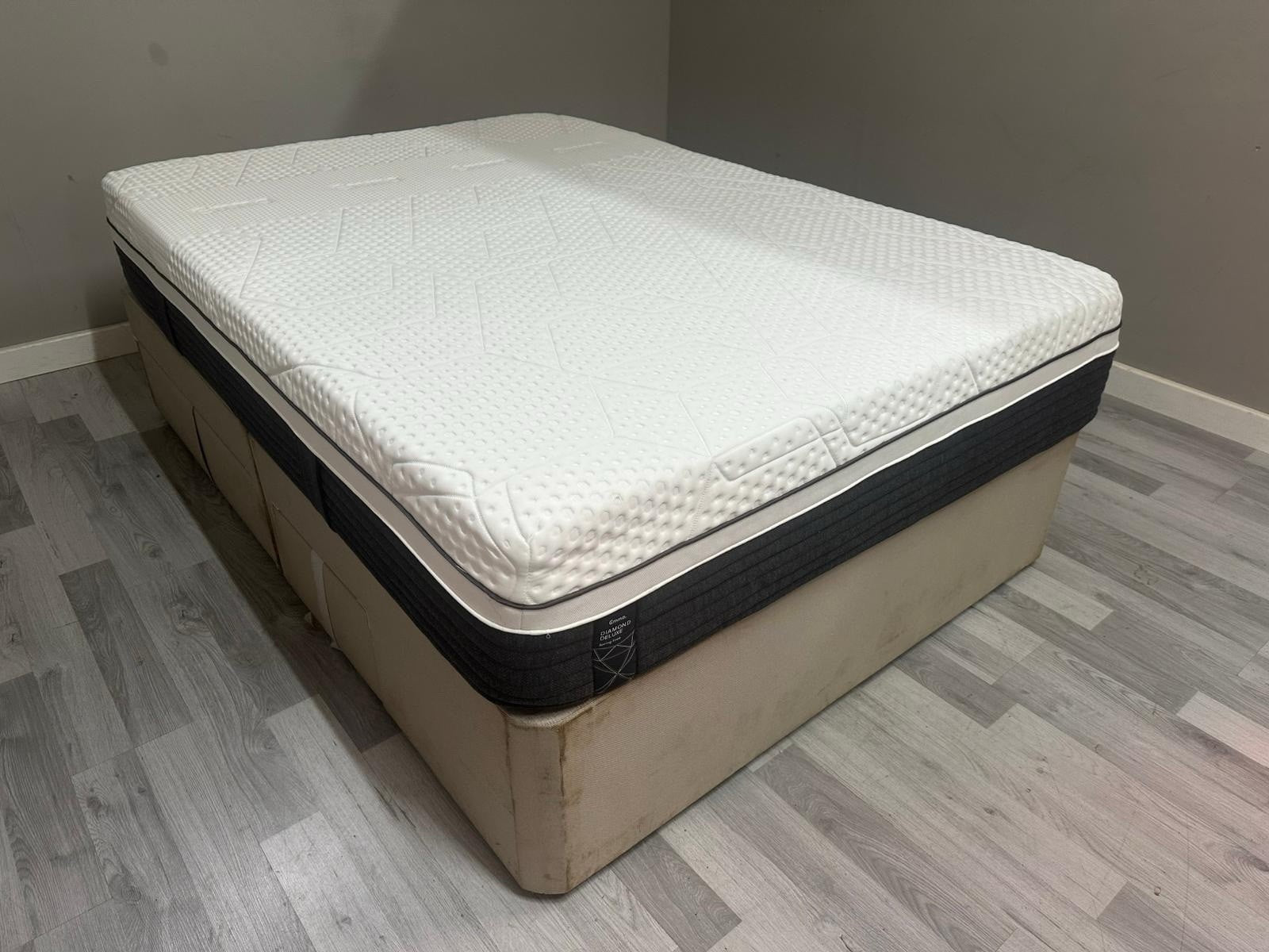Emma Mattress Helix Hybrid Deluxe 5FT Kingsize RRP £1529 - Best Price B