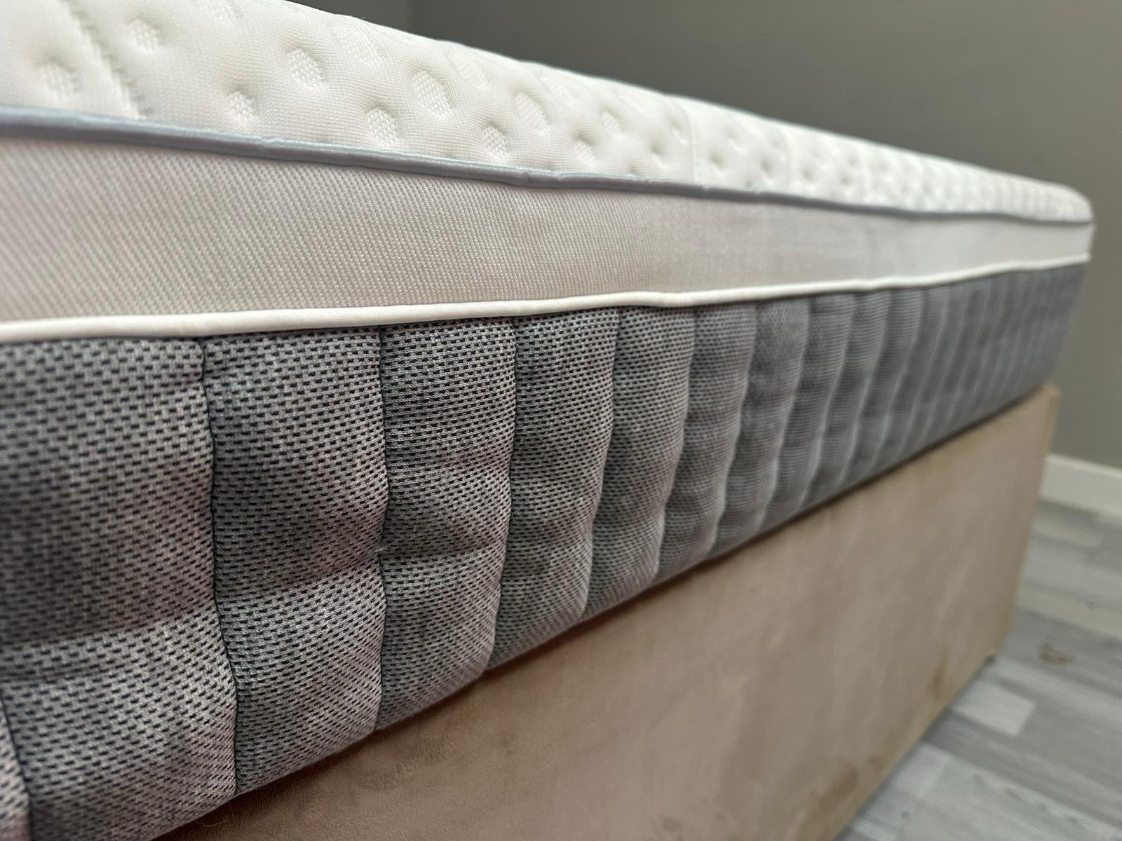 Emma Smart Deluxe Hybrid Mattress 5FT Kingsize RRP £1399