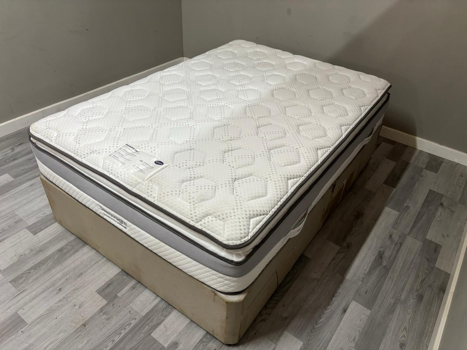 Silentnight 2000 Memory Cool Pillow Top Medium 4FT 6 Double Mattress RRP £799