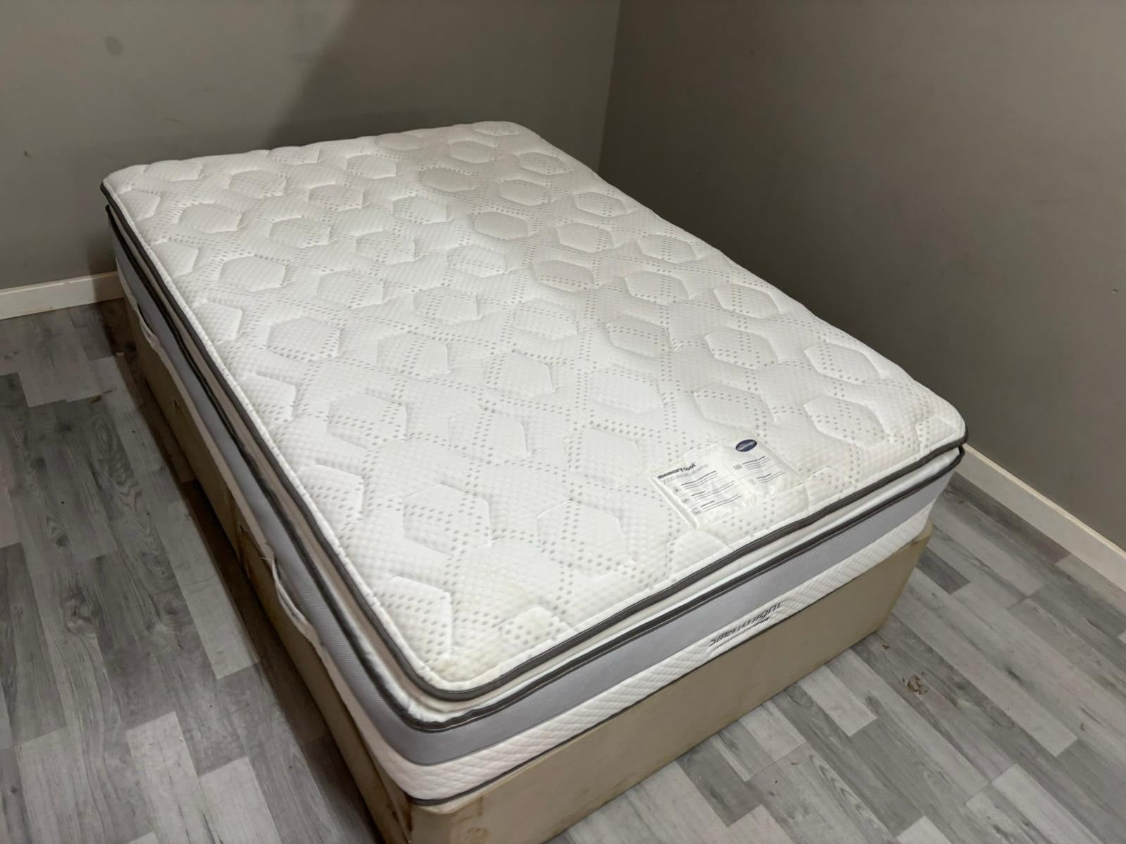 Silentnight 2000 Memory Cool Pillow Top Medium 4FT 6 Double Mattress RRP £799