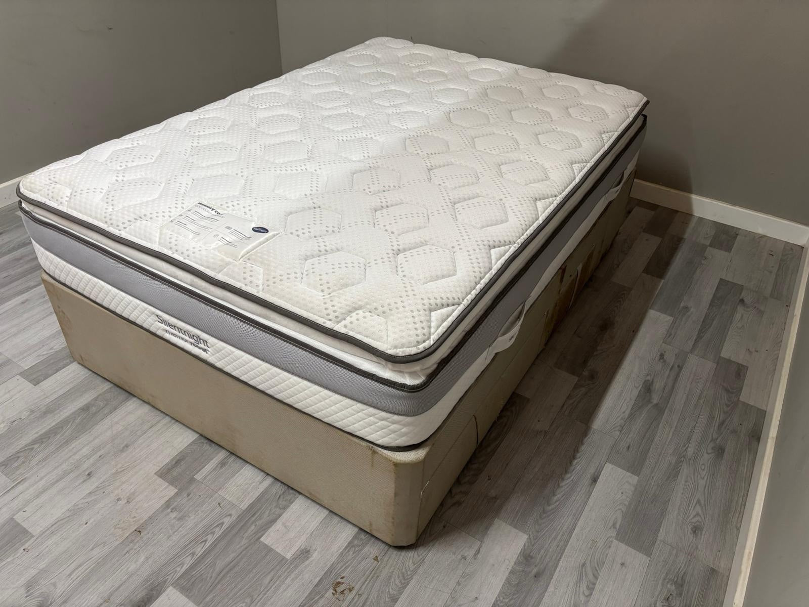 Silentnight 2000 Memory Cool Pillow Top Medium 4FT 6 Double Mattress RRP £799