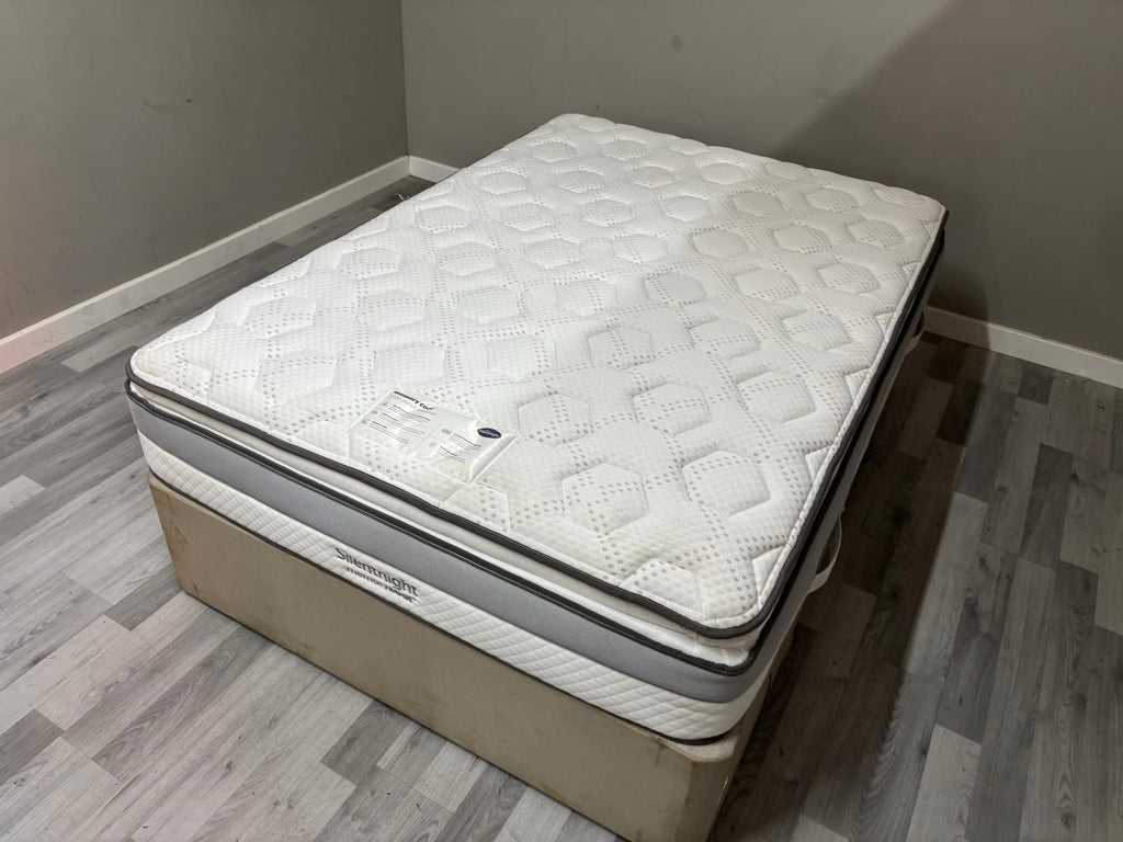 Silentnight 2000 Memory Cool Pillow Top Medium 4FT 6 Double Mattress RRP £799