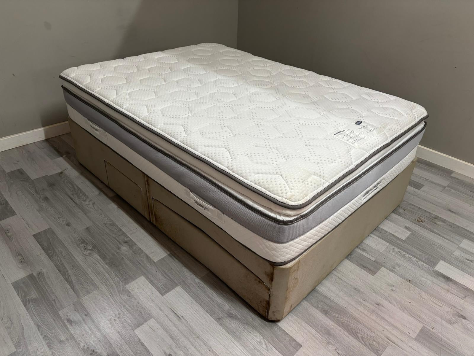 Silentnight 2000 Memory Cool Pillow Top Medium 4FT 6 Double Mattress RRP £799