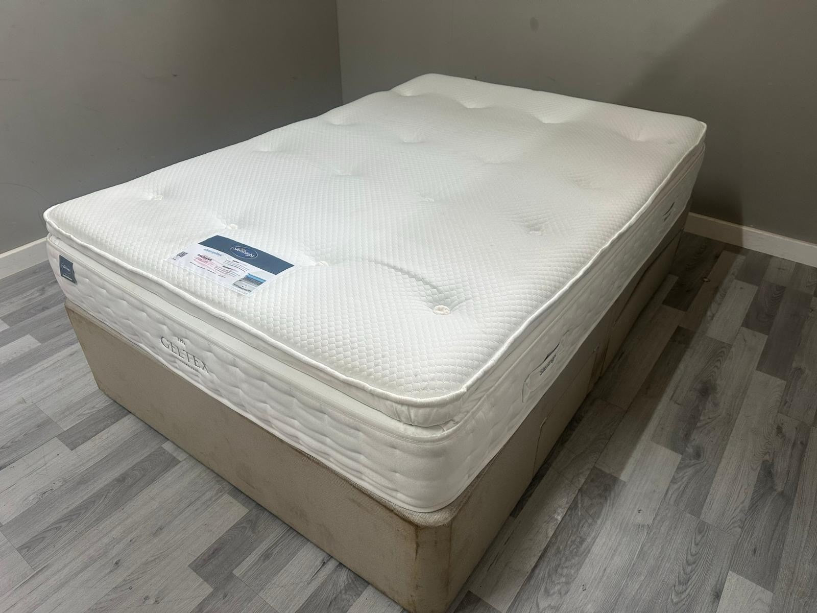 Silentnight Elson Geltex Medium 4ft 6 Double Mattress - RRP £899 B