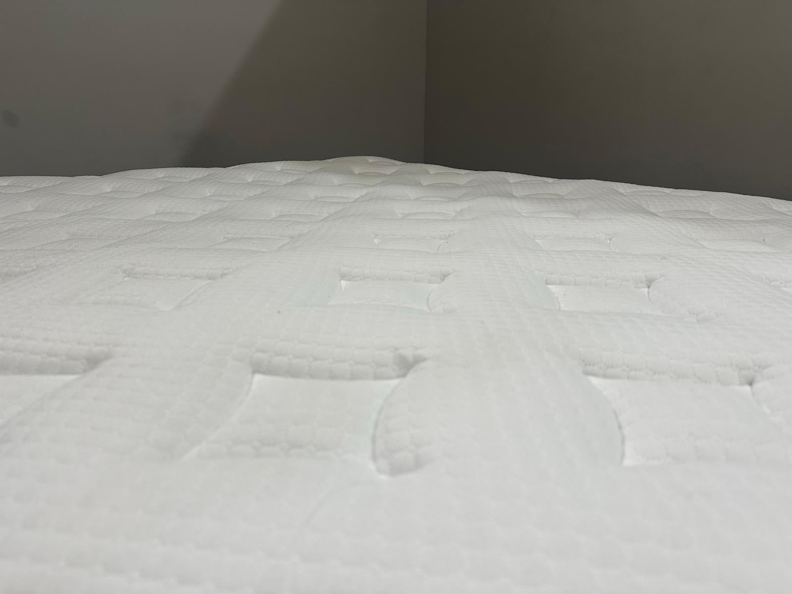 Silentnight Pastel Geltex 1000 Medium 5FT Kingsize Mattress - RRP £1299 B