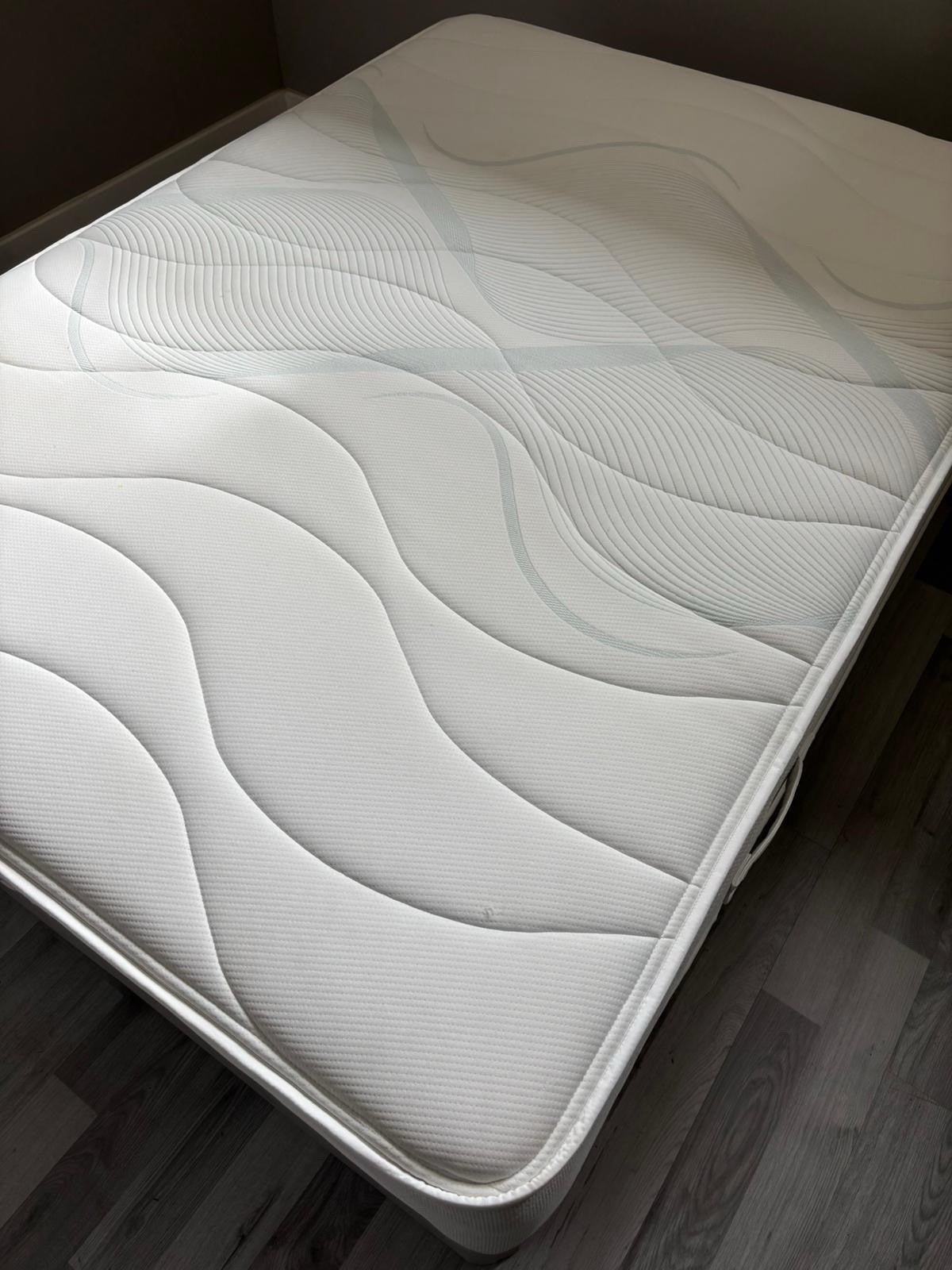Slumberland Air 3 Memory 4ft Small Double Mattress - RRP £649 - Home Furniture Interiors